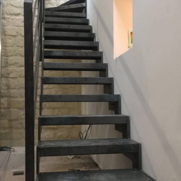 Fourniture et pose d_un escalier avec garde corps