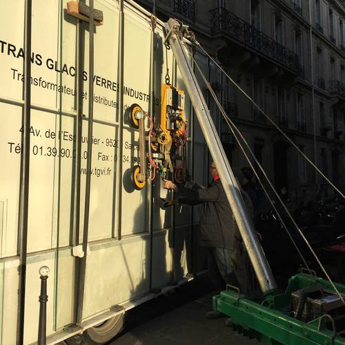 Pose de vitrages à la grue